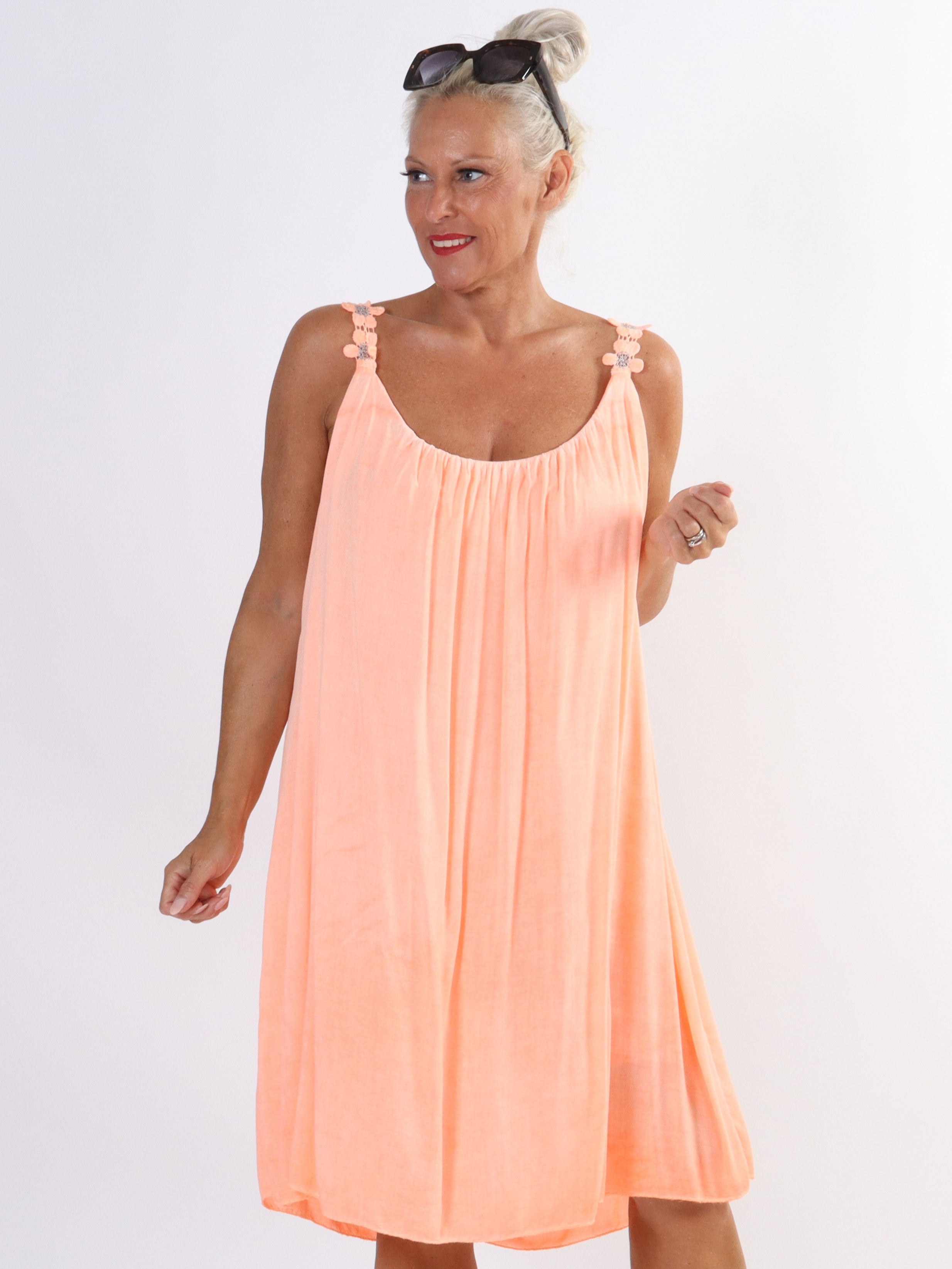 Ane - Sød plus size sommerkjole med broderet stroppe